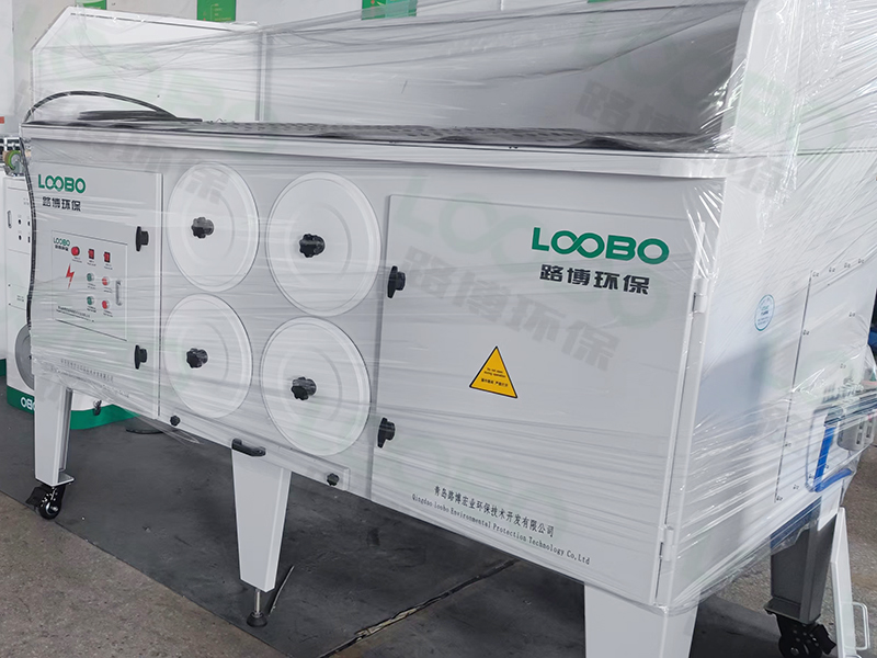 自從廠里進(jìn)了這臺(tái)打磨除塵臺(tái)，來參觀的人絡(luò)繹不絕，空氣質(zhì)量都提升了